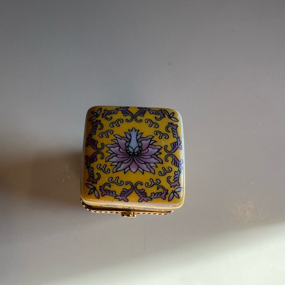 Handpainted Yellow Floral Ceramic Keepsake Box - Picture 3 of 7